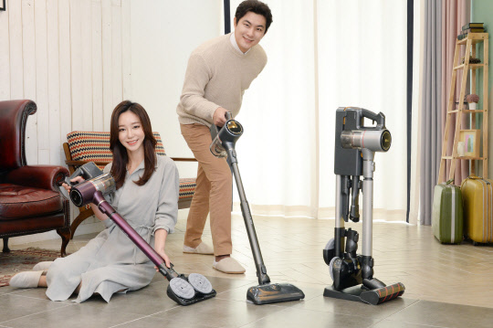 LG전자는 다음달 초 물걸레 전용 흡입구 '파워드라이브 물걸레'를 탑재한 코드제로 A9 신제품(모델명: A978IA, A978VA)을 선보인다고 25일 밝혔다. 모델들이 신제품을 소개하고 있다.  LG전자 제공